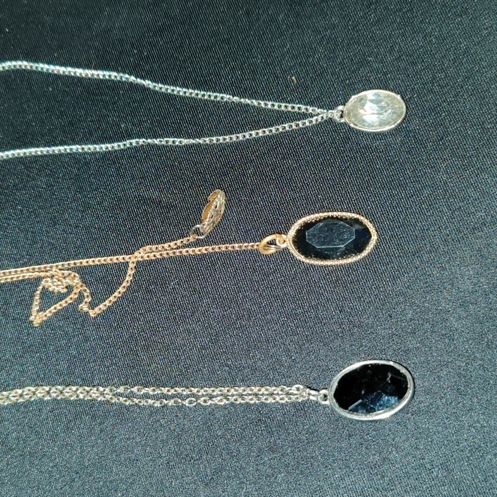 4 necklaces and 1 pendant - Picture 2 of 3